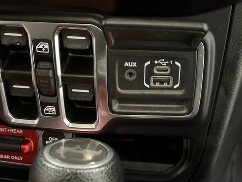 Used 2022 Jeep Wrangler Unlimited Rubicon w/ Cold Weather Group AWD/4WD image 47