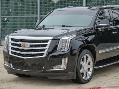 Used 2017 Cadillac Escalade ESV Luxury AWD/4WD image 8