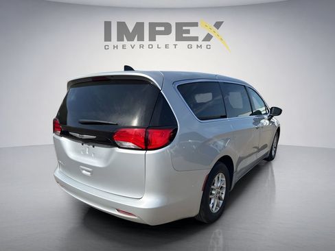 Used 2023 Chrysler Voyager LX FWD image 3
