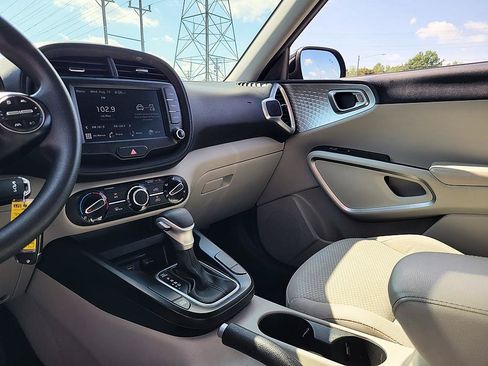 Used 2023 Kia Soul LX w/ LX Technology Package FWD image 18