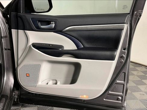 Used 2019 Toyota Highlander Limited image 26