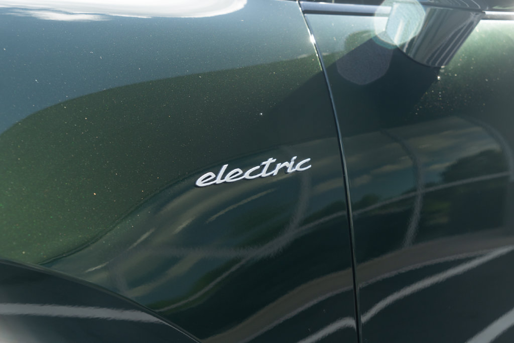Used 2024 Porsche Macan 4 Electric AWD/4WD image 3