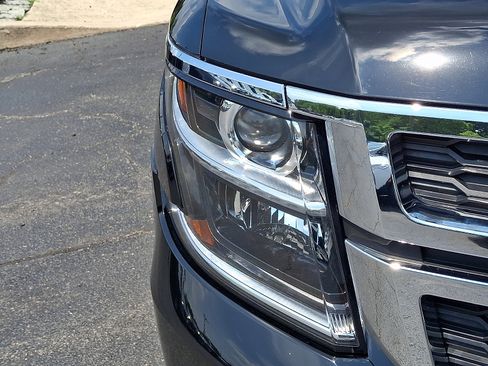 Used 2020 Chevrolet Suburban LT w/ Luxury Package AWD/4WD image 9