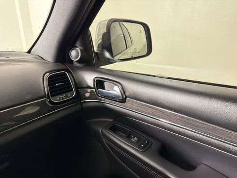 Used 2020 Jeep Grand Cherokee Overland AWD/4WD image 25