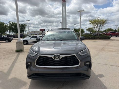 Used 2021 Toyota Highlander XLE image 2