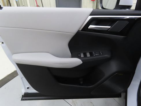 New 2025 Mitsubishi Outlander SE image 9