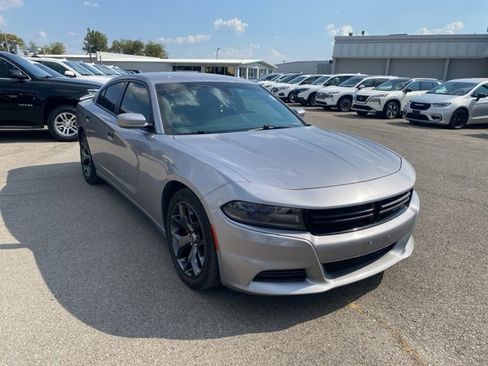 Used 2017 Dodge Charger SE w/ Popular Equipment Group image 8