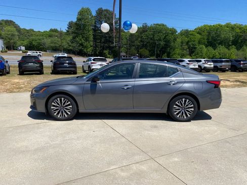 Used 2025 Nissan Altima 2.5 SV image 3