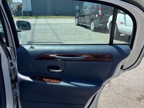 Used 2000 Lincoln Town Car Signature RWD image 15