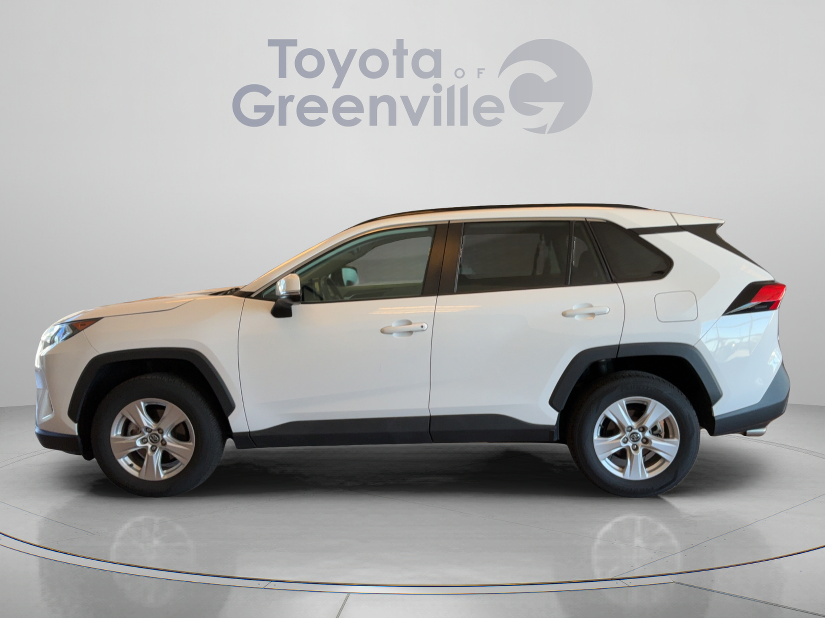 Used 2021 Toyota RAV4 XLE w/ Convenience Package FWD image 2