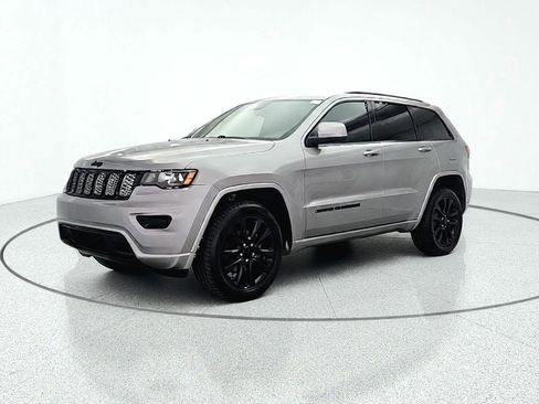 Used 2018 Jeep Grand Cherokee Altitude image 4