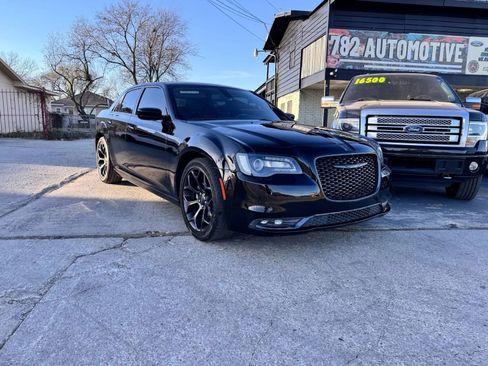 Used 2019 Chrysler 300 S image 2