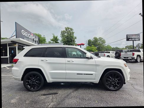 Used 2017 Jeep Grand Cherokee Altitude RWD image 9