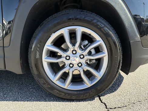 Used 2024 GMC Terrain SLT image 25