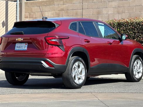 Used 2024 Chevrolet Trax LS w/ LS Convenience Package FWD image 4
