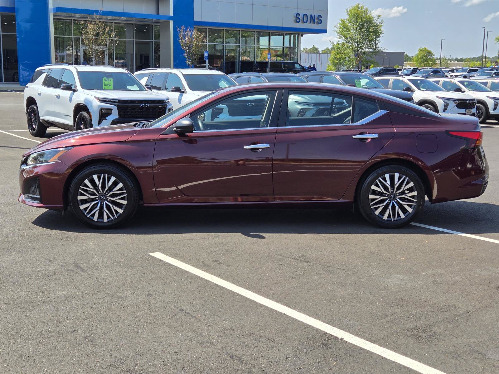 Used 2025 Nissan Altima 2.5 SV FWD image 13
