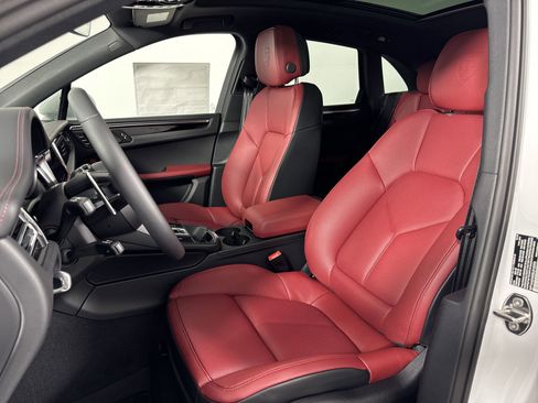 Certified 2025 Porsche Macan image 5