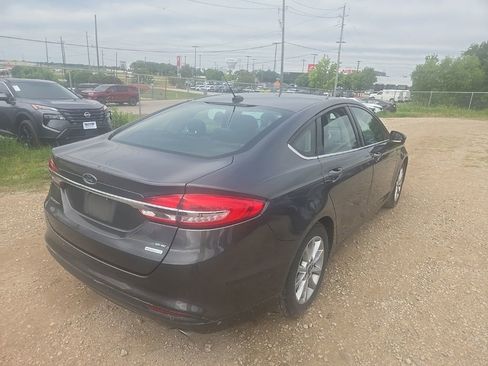 Used 2017 Ford Fusion SE w/ Fusion SE Technology Package FWD image 3