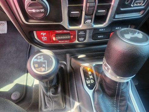 Used 2025 Jeep Wrangler Unlimited Rubicon image 12