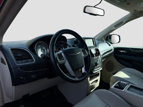 Used 2013 Chrysler Town & Country Touring FWD image 4
