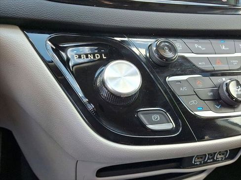Used 2024 Chrysler Pacifica Touring-L image 11