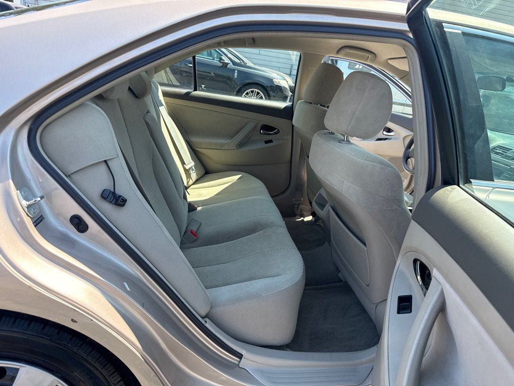 Used 2009 Toyota Camry LE FWD image 11