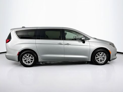 Used 2023 Chrysler Voyager LX image 12