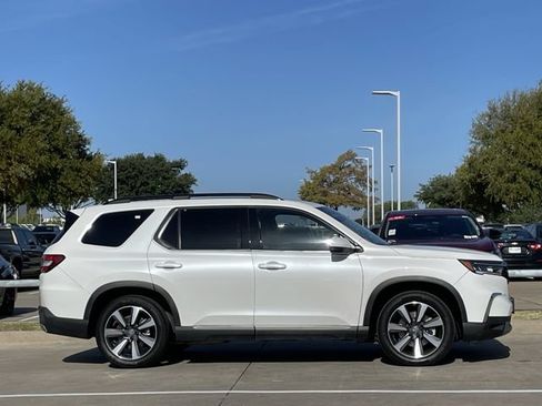 Certified 2025 Honda Pilot Touring image 3
