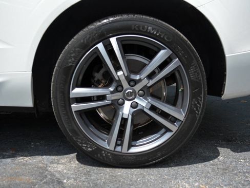 Used 2019 Volvo XC60 T6 Momentum w/ Multimedia Package image 9