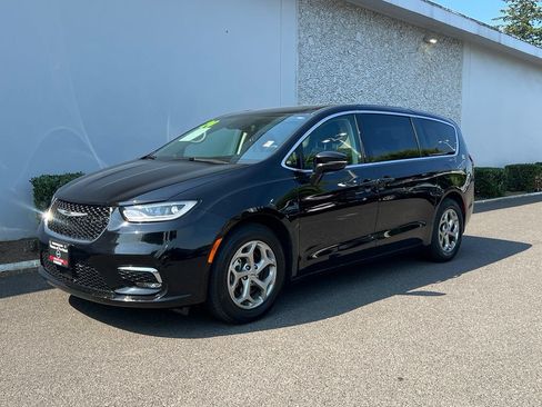 Used 2024 Chrysler Pacifica Limited FWD image 1