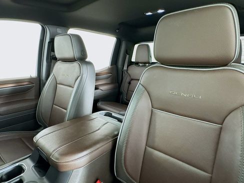 Used 2024 GMC Sierra 1500 Denali w/ Technology Package AWD/4WD image 18