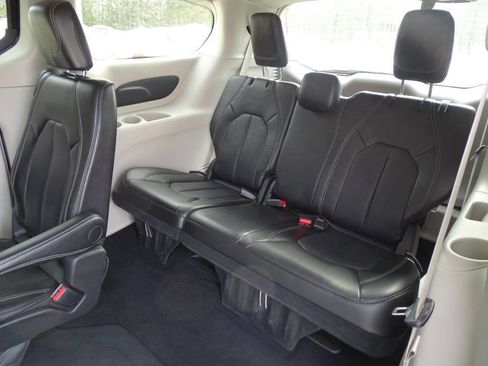 Used 2024 Chrysler Pacifica Touring-L image 36