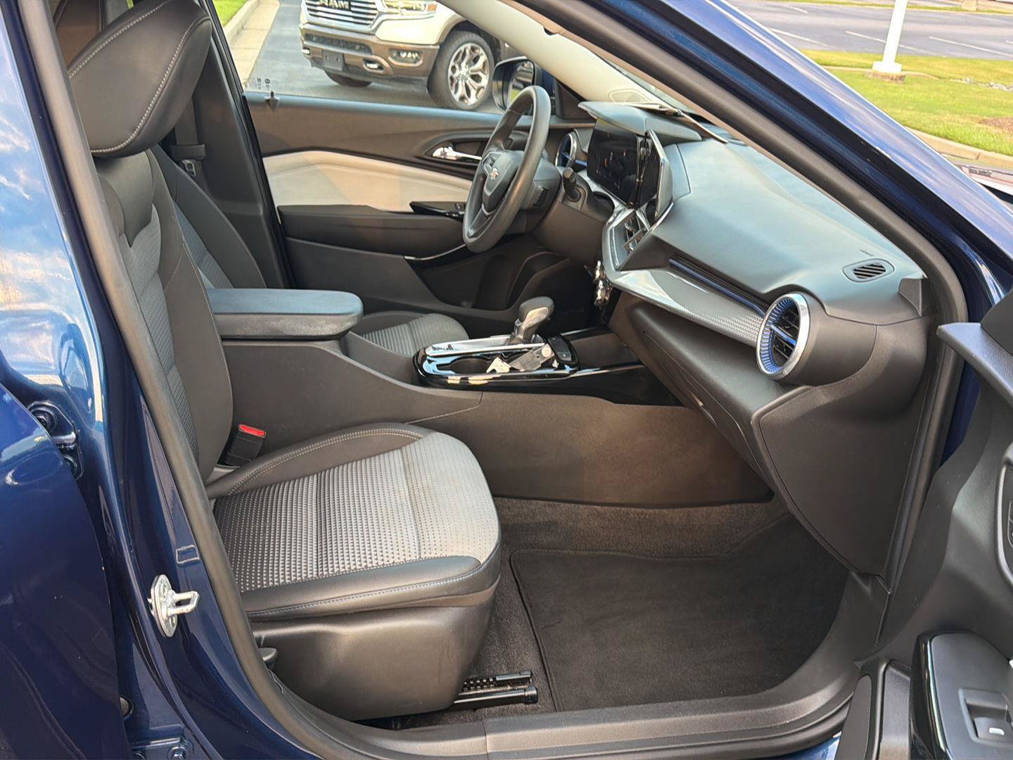 Used 2024 Chevrolet Trax LT FWD image 13