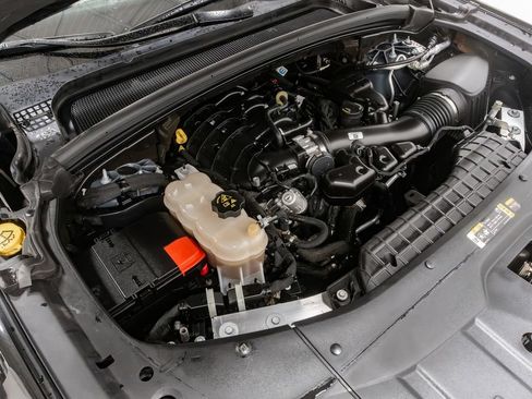 Used 2024 Jeep Grand Cherokee Laredo AWD/4WD image 4