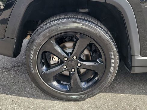 Used 2023 Jeep Grand Cherokee Altitude image 5