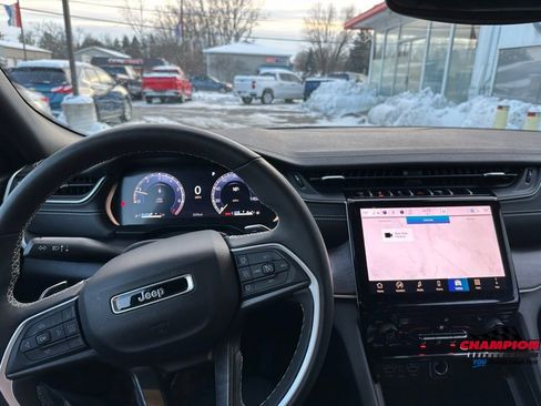 Used 2024 Jeep Grand Cherokee Limited image 15