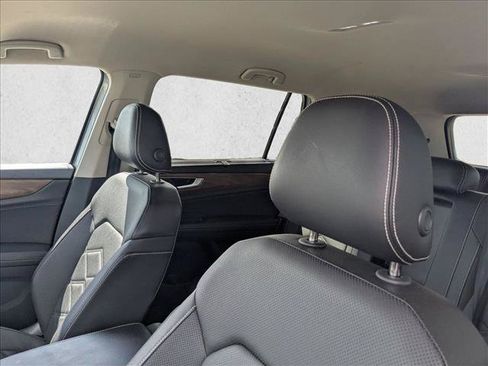 Used 2025 Volkswagen Atlas SE AWD/4WD image 14
