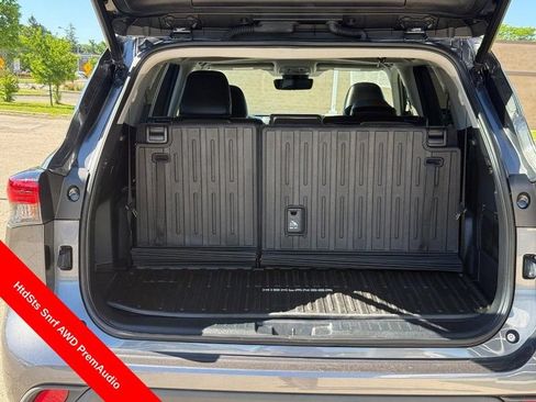 Used 2023 Toyota Highlander XLE AWD/4WD image 9