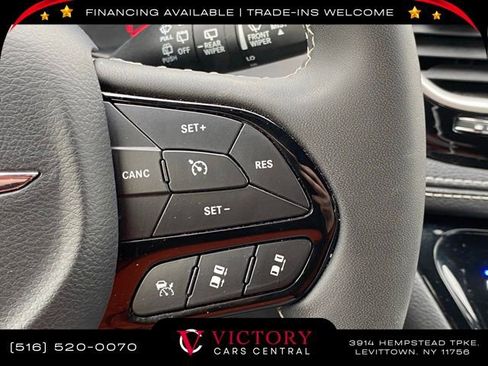 Used 2023 Chrysler Pacifica Touring-L image 13