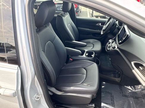 Used 2026 Chrysler Pacifica Select FWD image 21