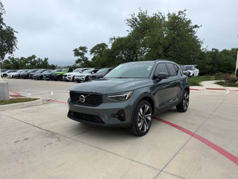 Certified 2026 Volvo XC40 B5 Plus w/ Climate Package AWD/4WD image 2