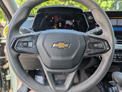 Used 2025 Chevrolet Trax LT FWD image 24