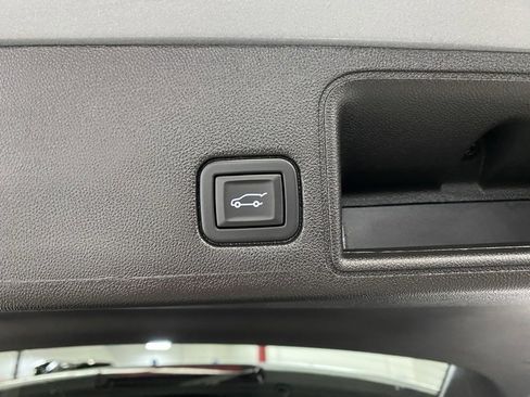 Used 2024 GMC Terrain SLT image 13