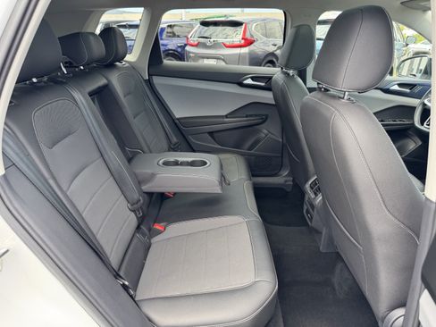 Used 2023 Volkswagen Taos SE w/ Panoramic Sunroof Package FWD image 34