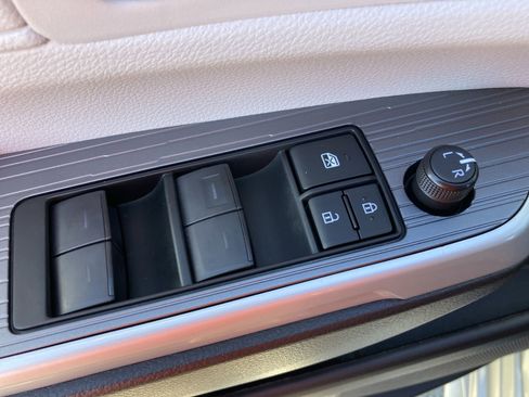 Certified 2025 Toyota Sienna XLE image 15