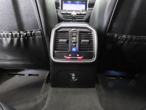 Certified 2025 Porsche Macan AWD/4WD image 32