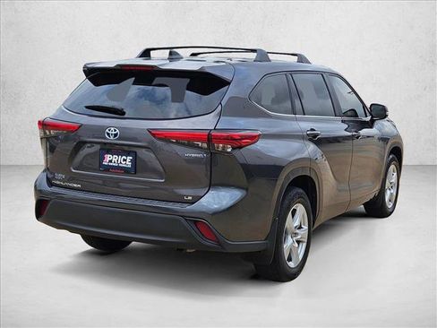 Used 2023 Toyota Highlander LE image 5