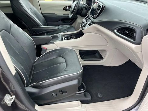 Used 2023 Chrysler Pacifica Limited FWD image 30