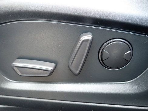 Used 2023 Ford Explorer XLT AWD/4WD image 23