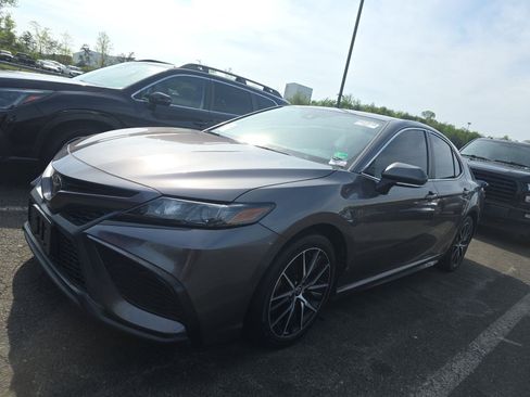 Used 2022 Toyota Camry SE image 2